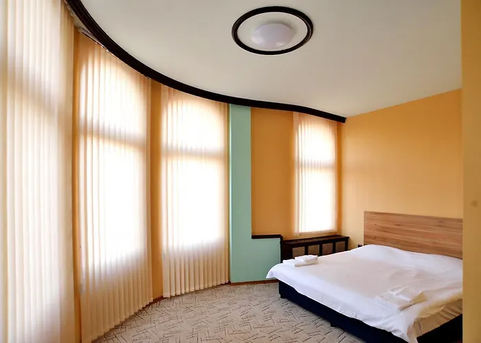 Хотел Cascade 2*